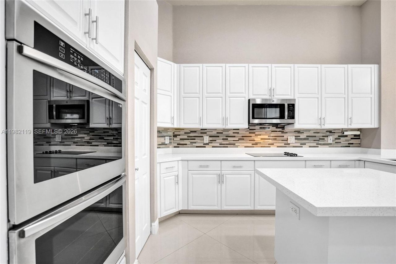 8006 N Savannah Cir, Davie, FL 33328 Photo