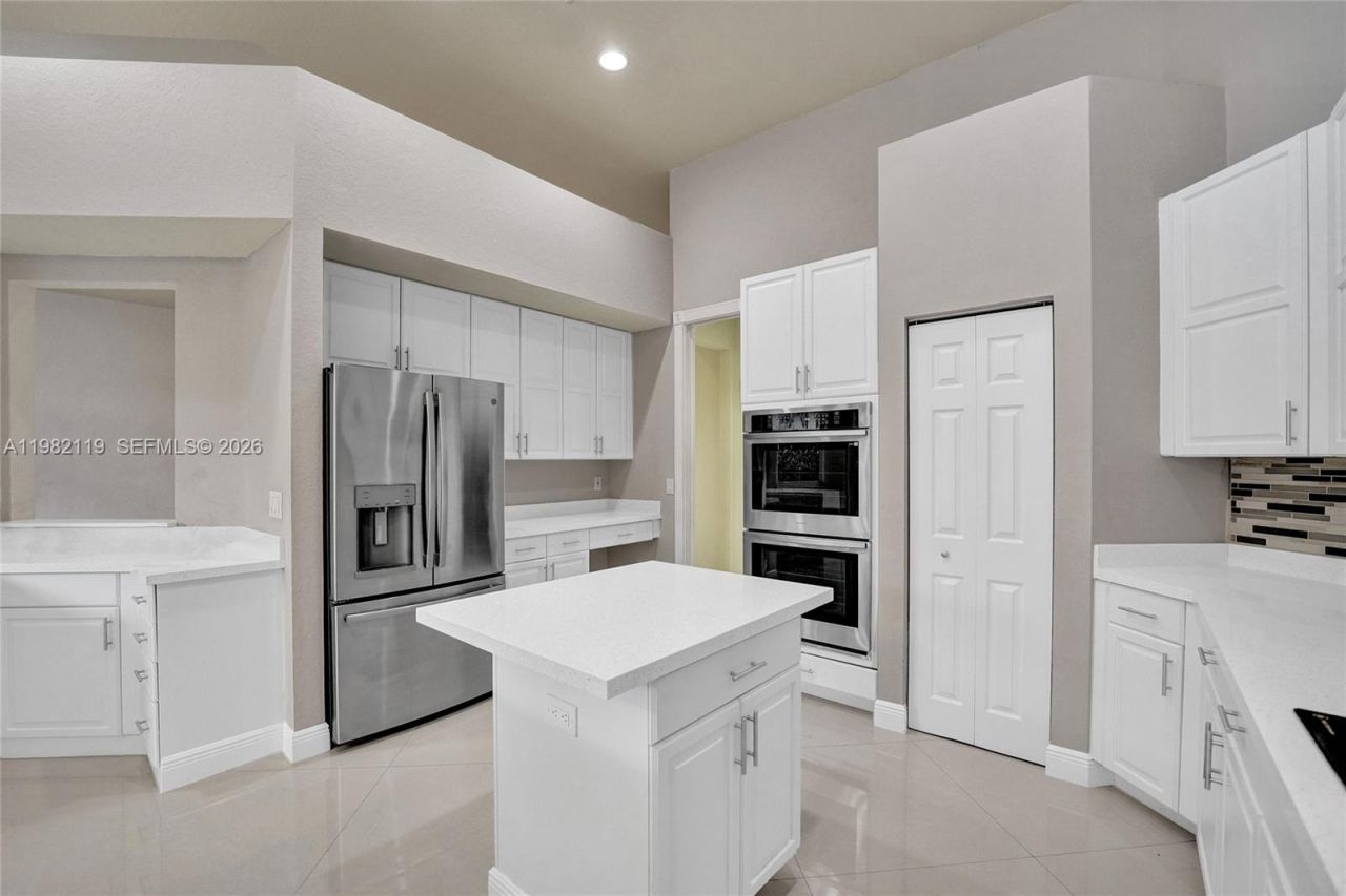 8006 N Savannah Cir, Davie, FL 33328 Photo