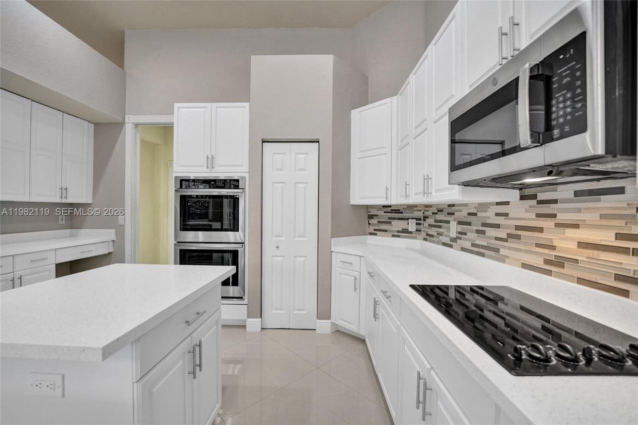 8006 N Savannah Cir, Davie, FL 33328 Photo