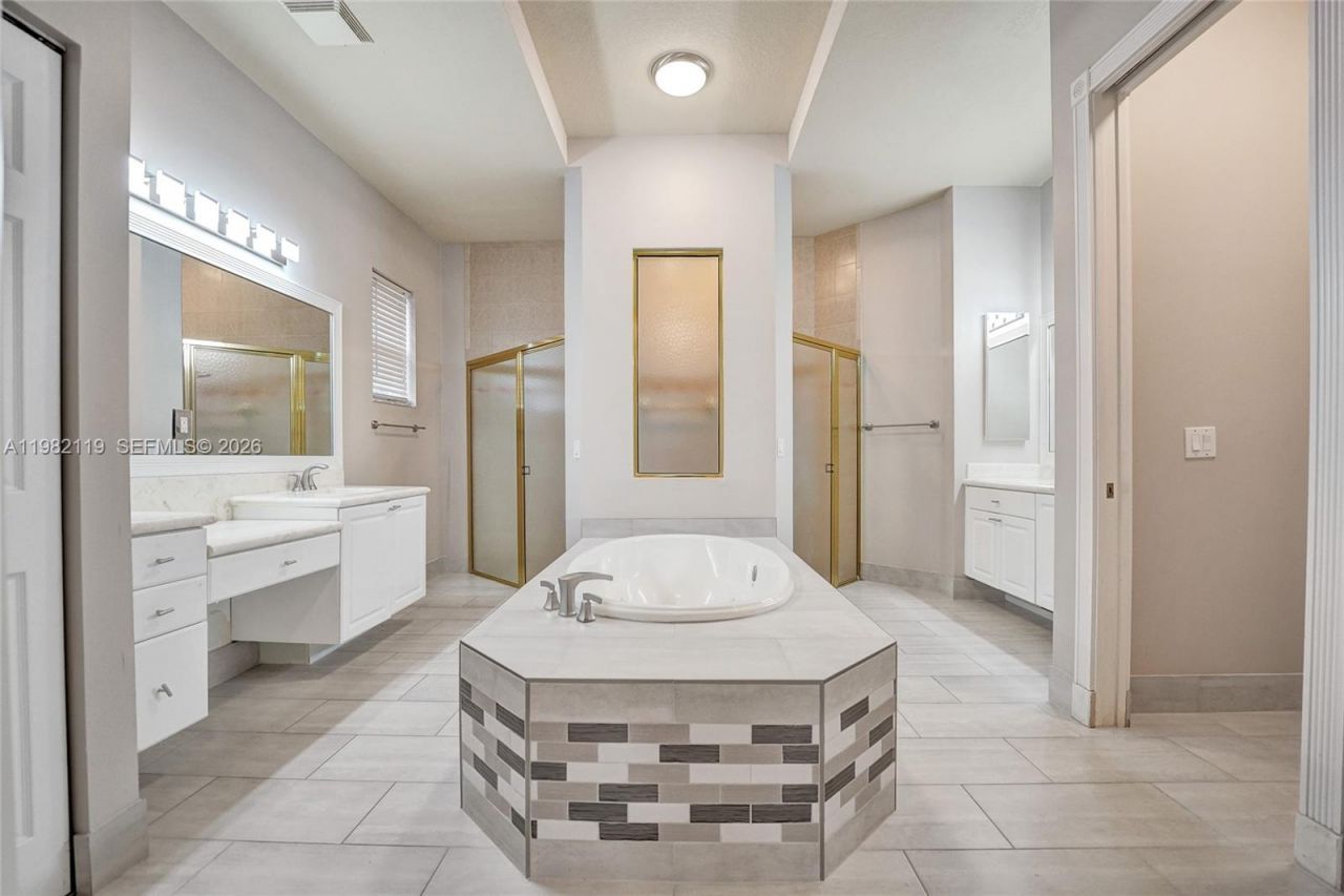 8006 N Savannah Cir, Davie, FL 33328 Photo