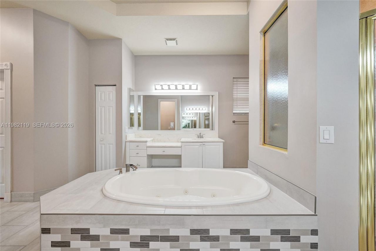 8006 N Savannah Cir, Davie, FL 33328 Photo