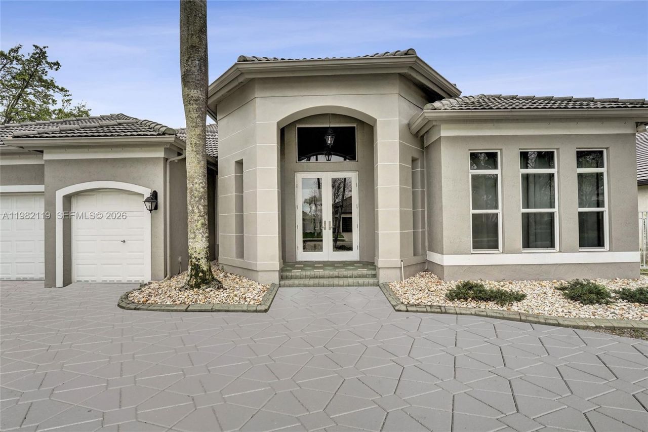 8006 N Savannah Cir, Davie, FL 33328 Photo