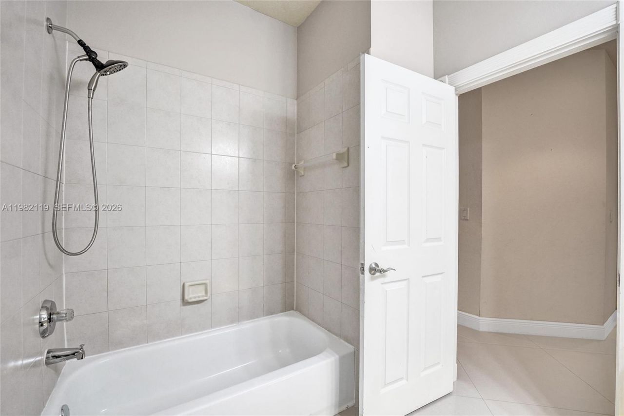 8006 N Savannah Cir, Davie, FL 33328 Photo