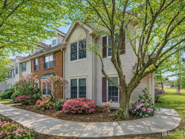 25 Colleen Court, Kendall Park, NJ 08824