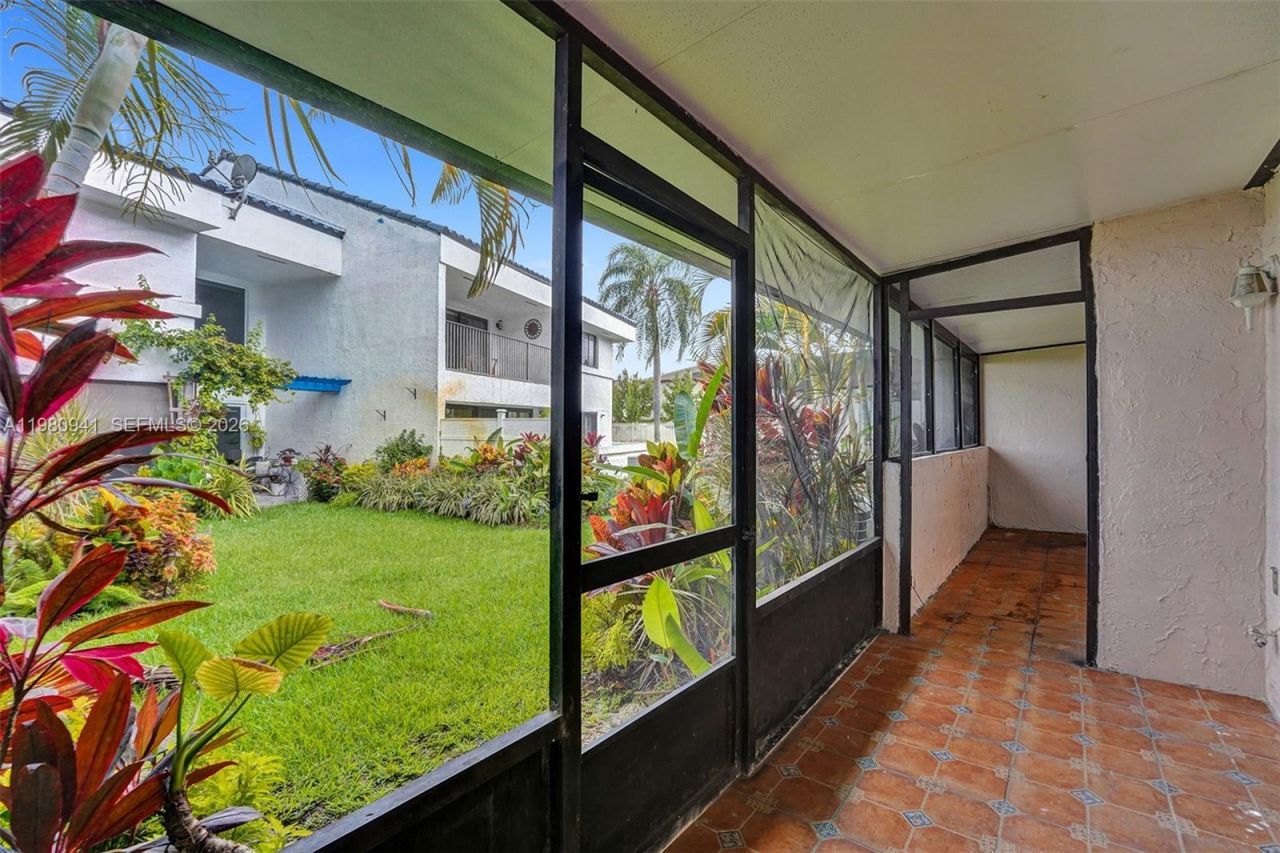 21300 San Simeon Way , Unit P6, Miami, FL 33179 Photo