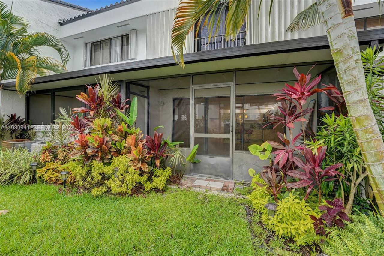 21300 San Simeon Way , Unit P6, Miami, FL 33179 Photo