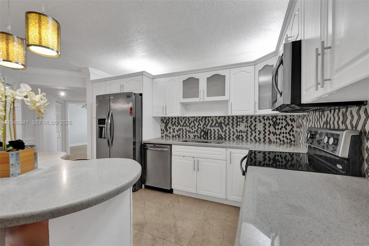 21300 San Simeon Way , Unit P6, Miami, FL 33179 Photo