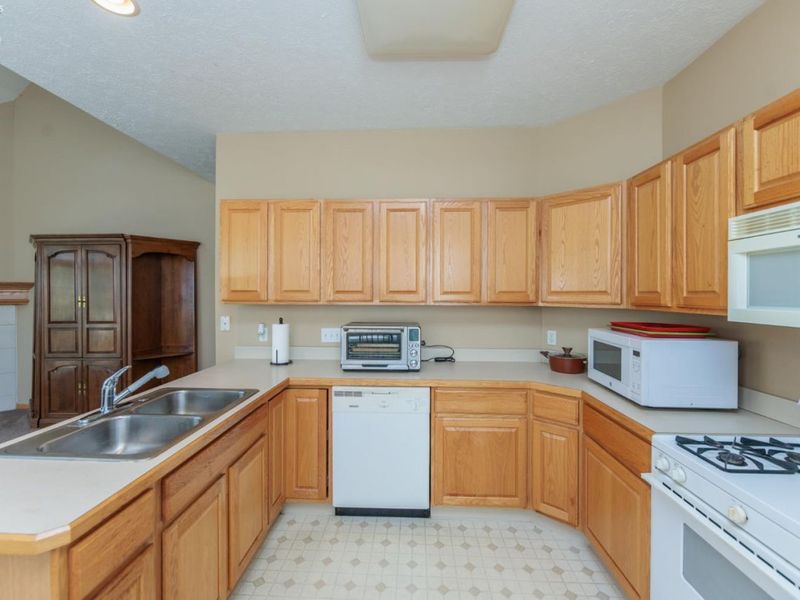 18608 Southporte Drive, Strongsville, OH 44136 Photo 5