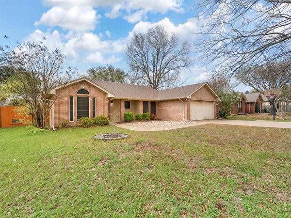 605 Dakota Drive, Joshua, TX 76058