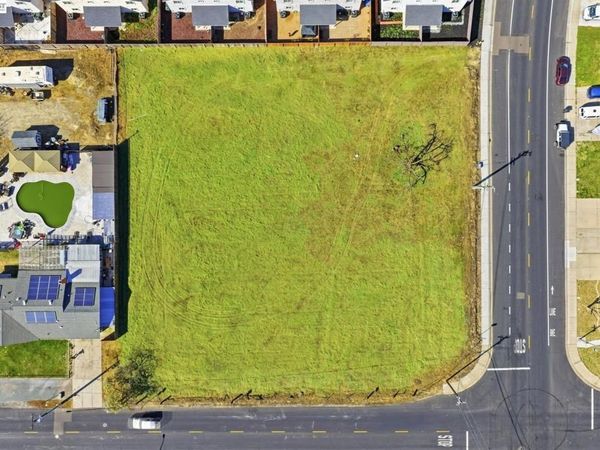 445 N Walnut Ave, Manteca, CA 95336