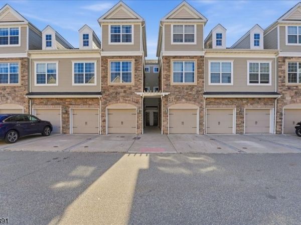 612 Lopez Ln, Morris Plains, NJ 07950