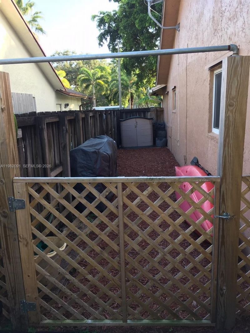 8421 SW 28th St , Davie, FL 33328 Photo