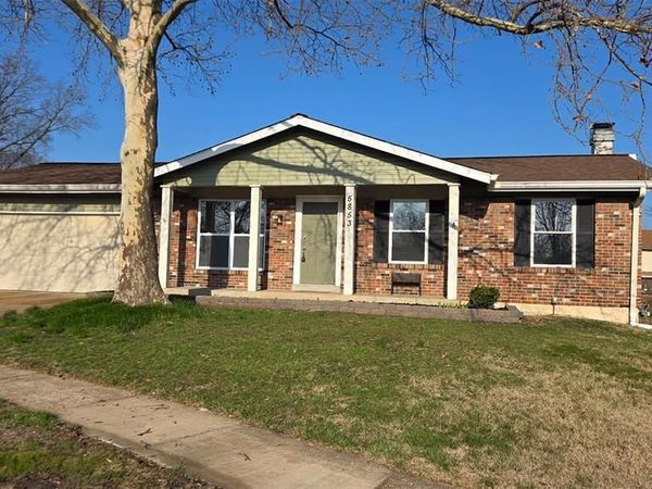 5853 Hunterbrook Court, St Louis, MO 63129