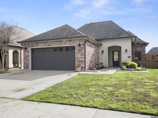 17064 Sills Dr, Prairieville, LA 70769