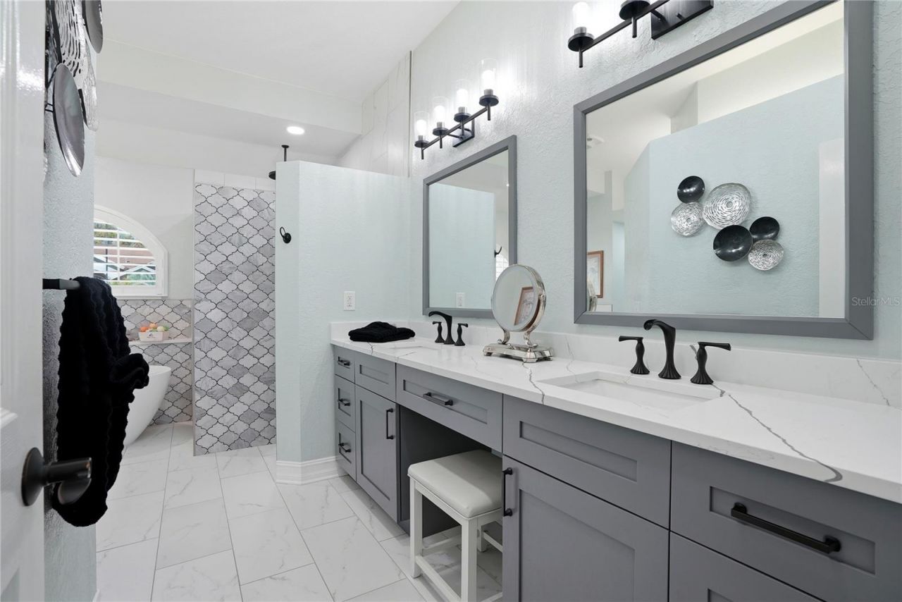 10555 Shady Oak Lane, Seminole, FL 33777 Photo