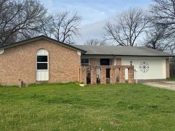 6412 Embassy Drive, Forest Hill, TX 76119