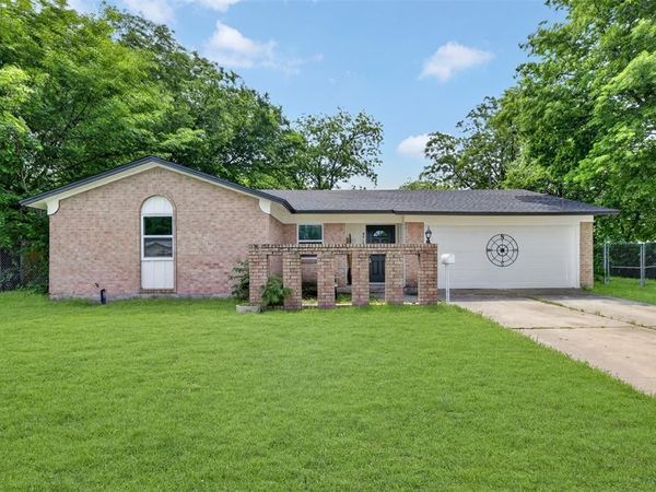 6412 Embassy Drive, Forest Hill, TX 76119