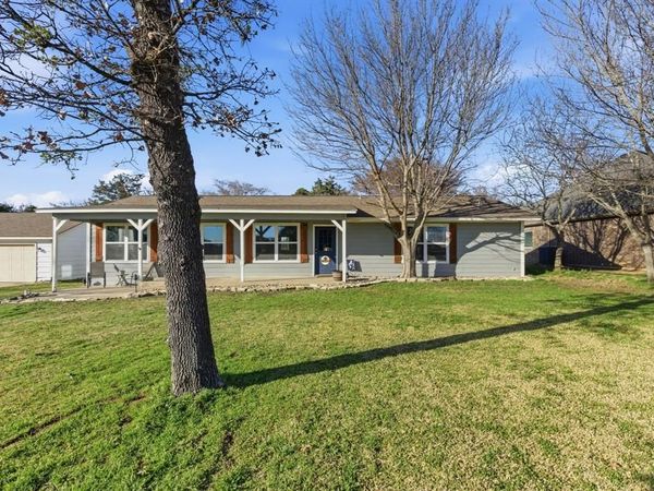 143 Mohave Drive E, Lake Kiowa, TX 76240