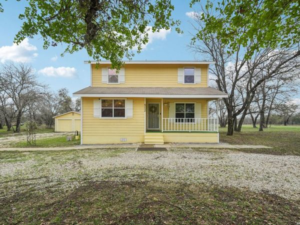 802 Eagle Creek, Floresville, TX 78114