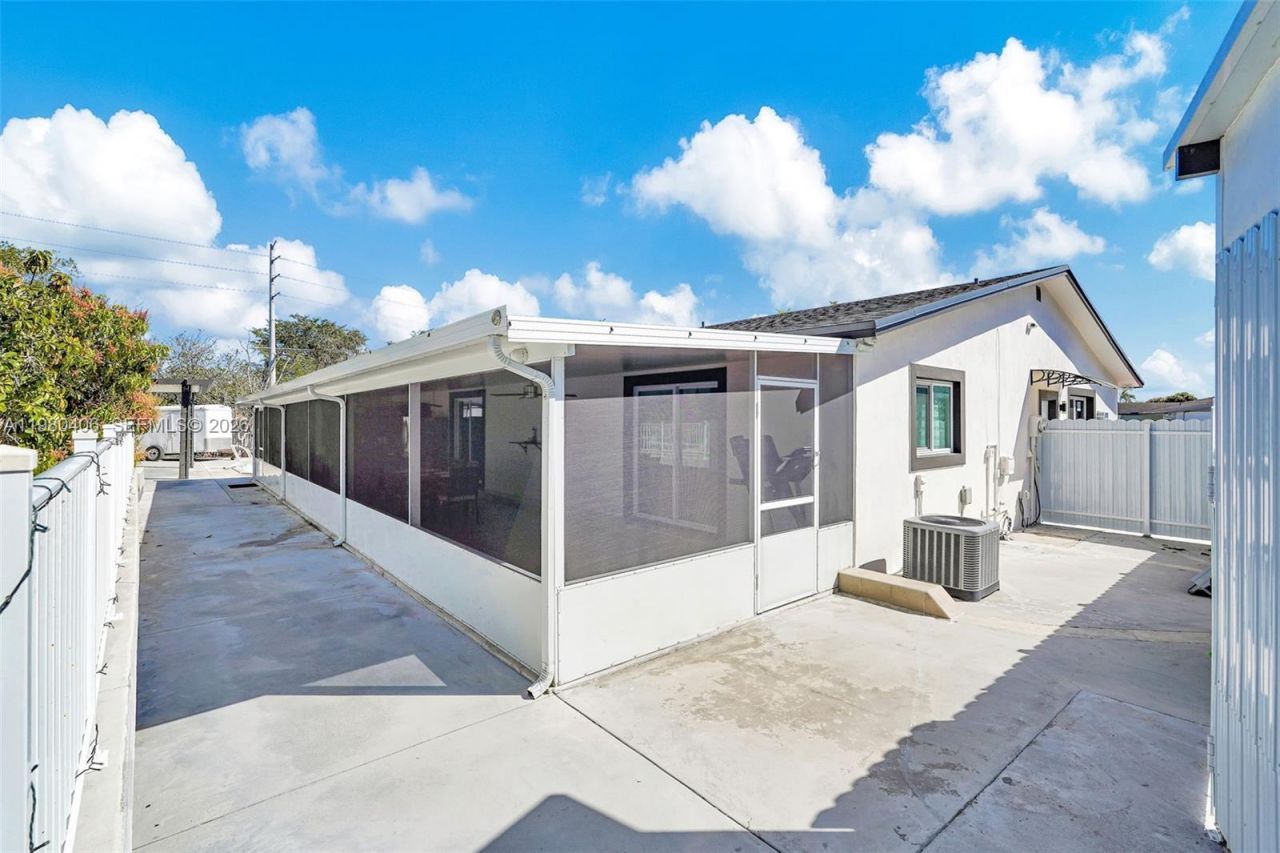 10715 SW 168th Ter , Miami, FL 33157 Photo