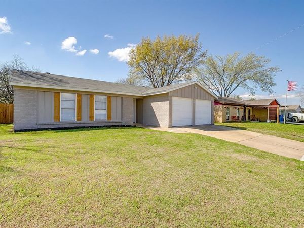 111 Chris Court, Alvarado, TX 76009