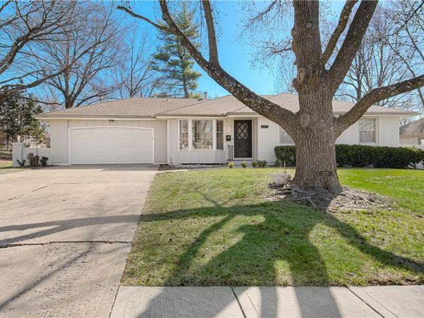207 NW Woodbine Avenue, Lee's Summit, MO 64063