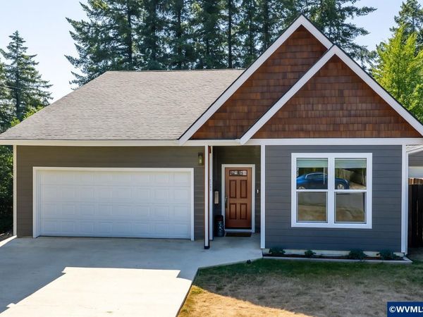547 W 4th St, Coquille, OR 97423