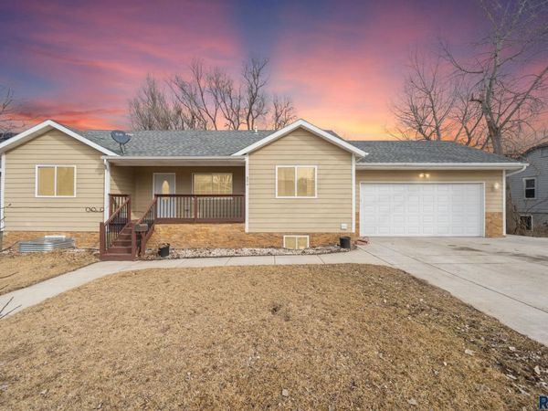 904 N Highland Ave, Sioux Falls, SD 57103