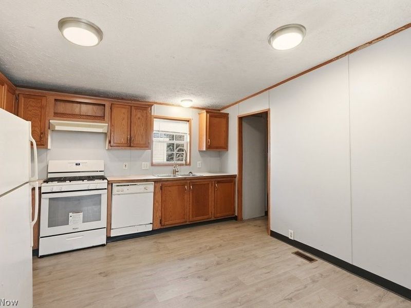 6805 Henderson Road, Ravenna, OH 44266 Photo 10