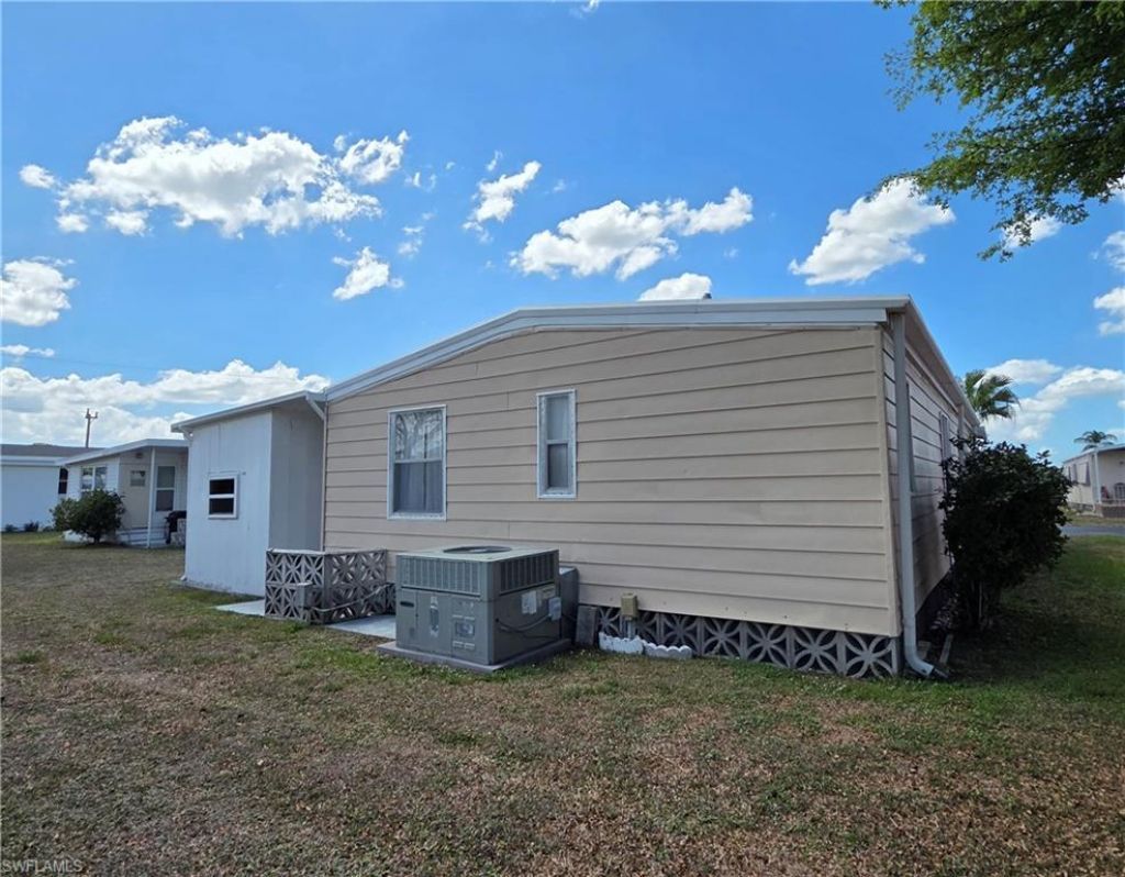 561 Winning Way, North Fort Myers, FL 33917 Photo