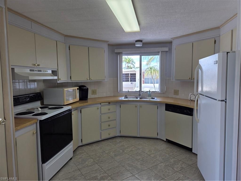 561 Winning Way, North Fort Myers, FL 33917 Photo