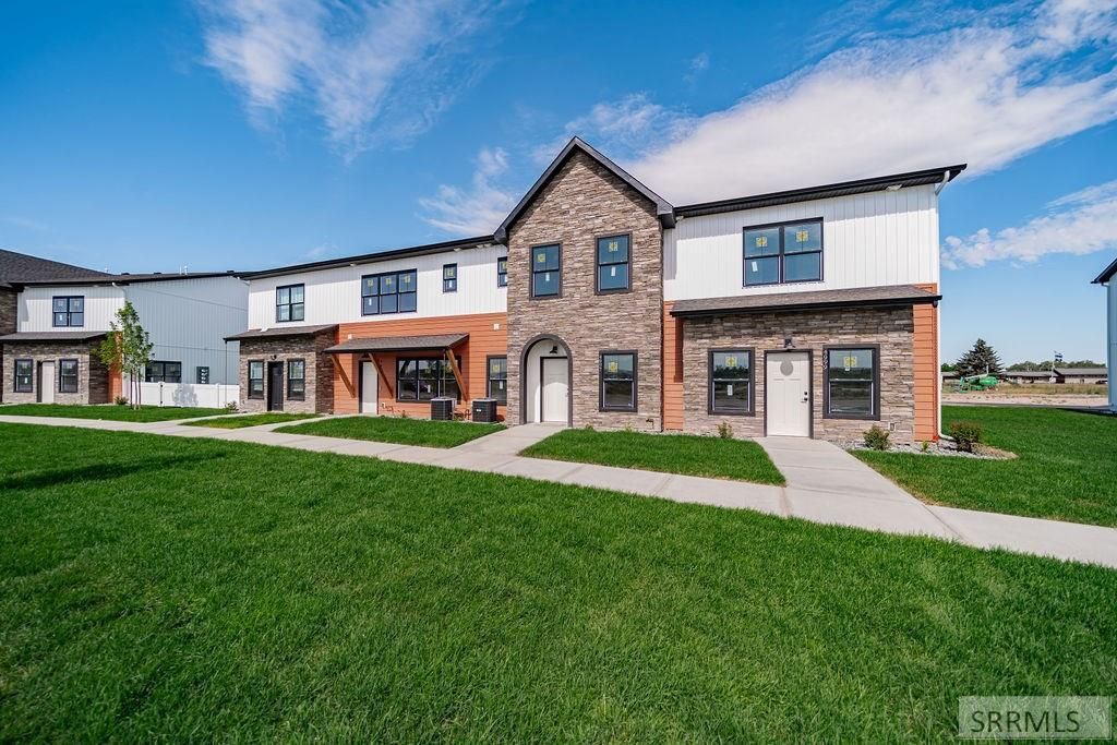 4929 N Beach Dr, Idaho Falls, ID 83401 Main Photo