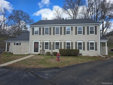 264 1st Street , Rochester Hills, MI 48307