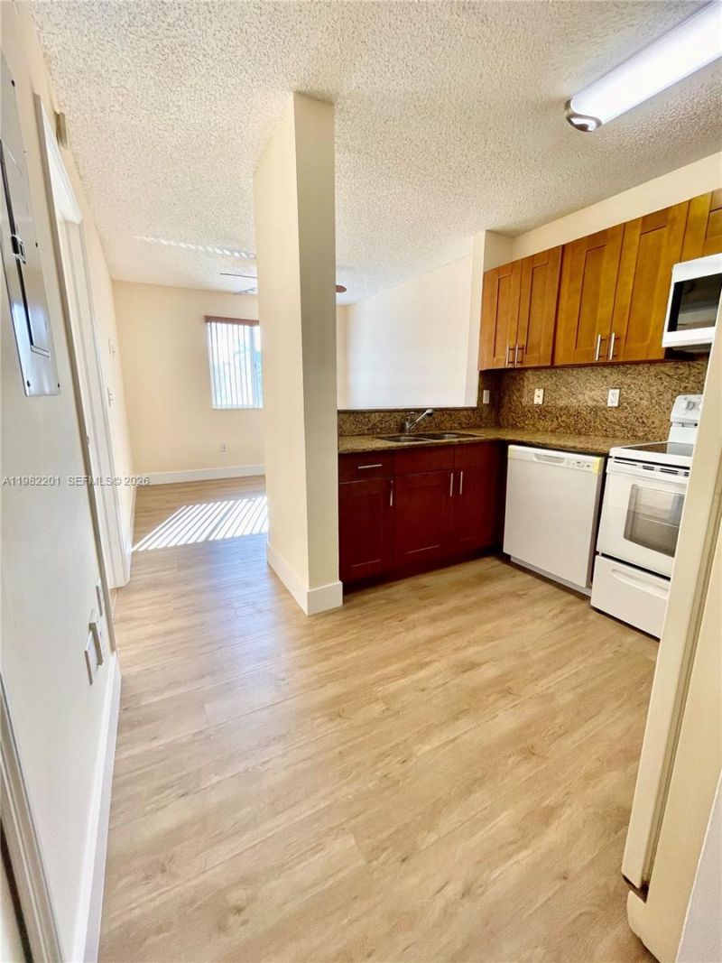 4681 NW 9th St , Unit 211, Miami, FL 33126 Photo