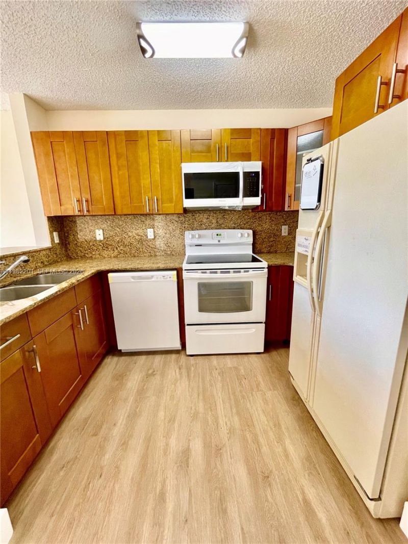 4681 NW 9th St , Unit 211, Miami, FL 33126 Photo