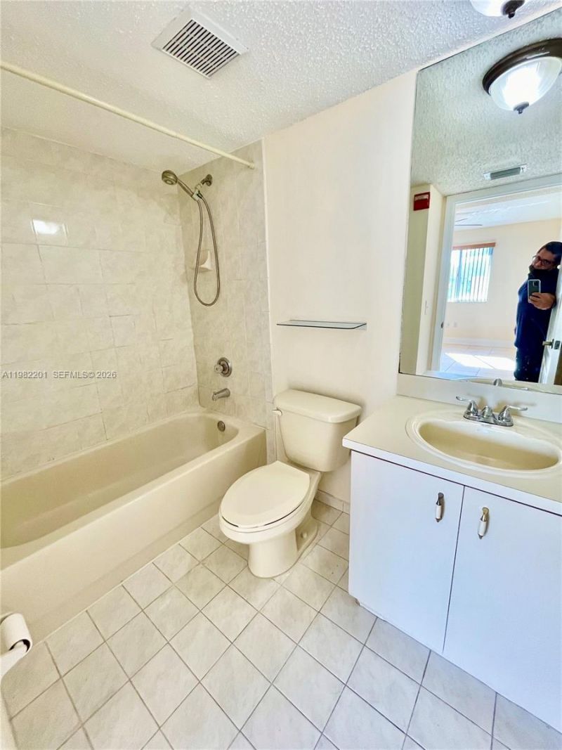 4681 NW 9th St , Unit 211, Miami, FL 33126 Photo