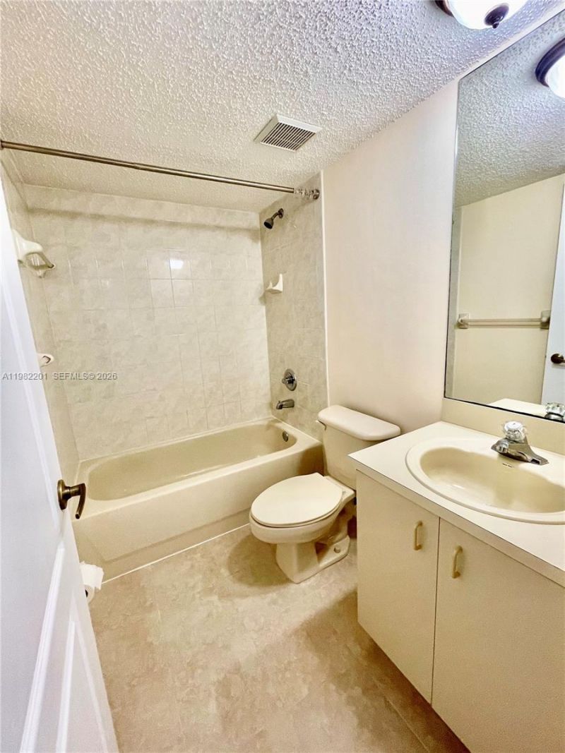 4681 NW 9th St , Unit 211, Miami, FL 33126 Photo