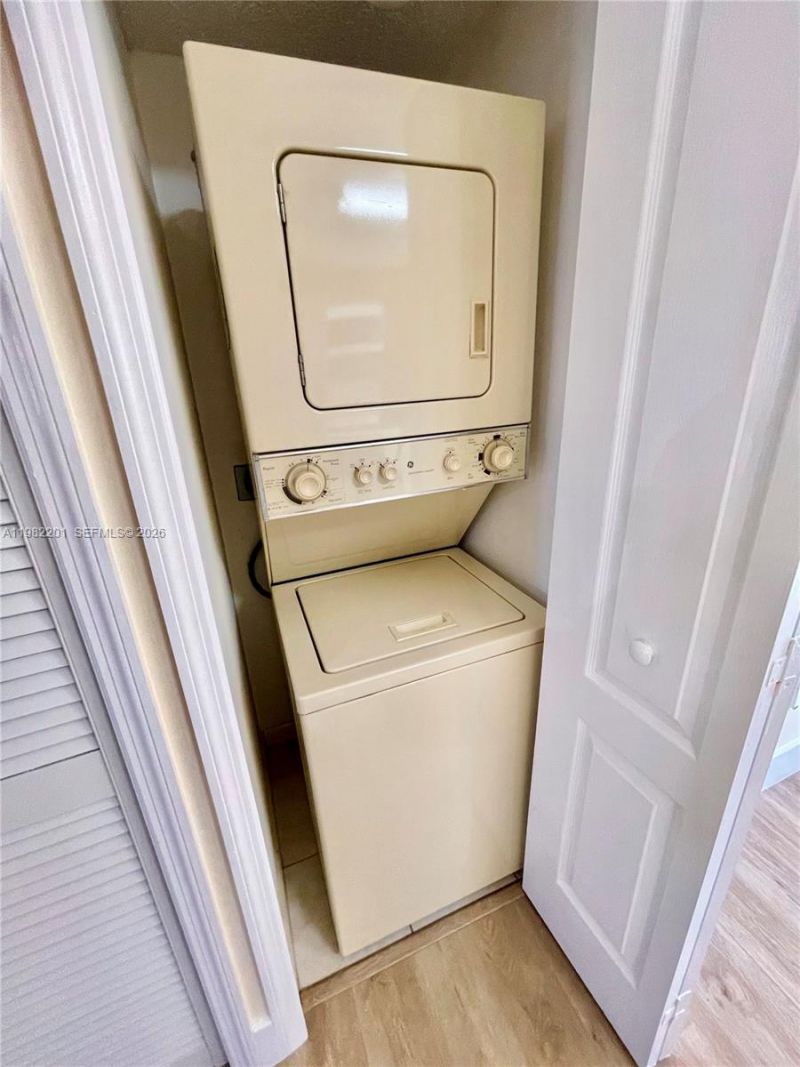 4681 NW 9th St , Unit 211, Miami, FL 33126 Photo