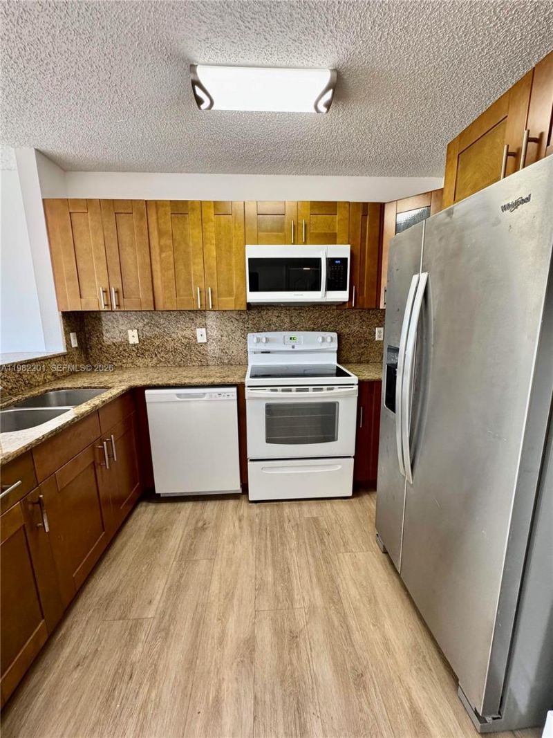 4681 NW 9th St , Unit 211, Miami, FL 33126 Photo