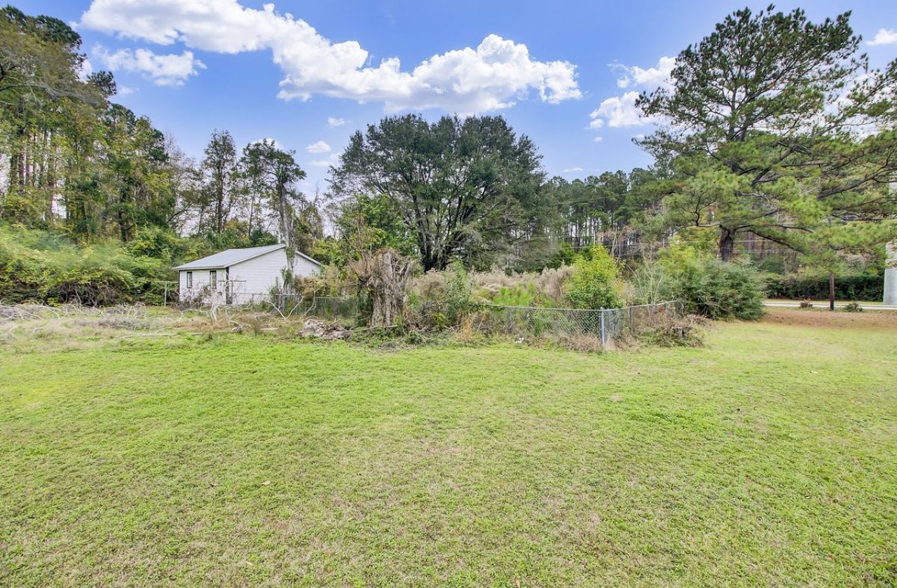 000 Embassy Drive  Photo 7