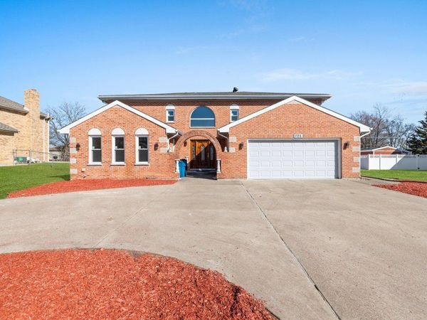 725 N 8th Avenue , Addison, IL 60101