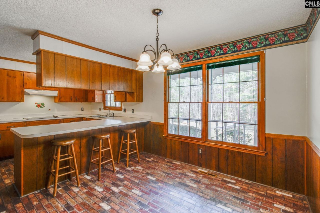 335 Howell Road  Photo 6