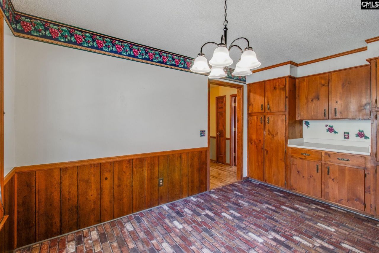 335 Howell Road  Photo 7