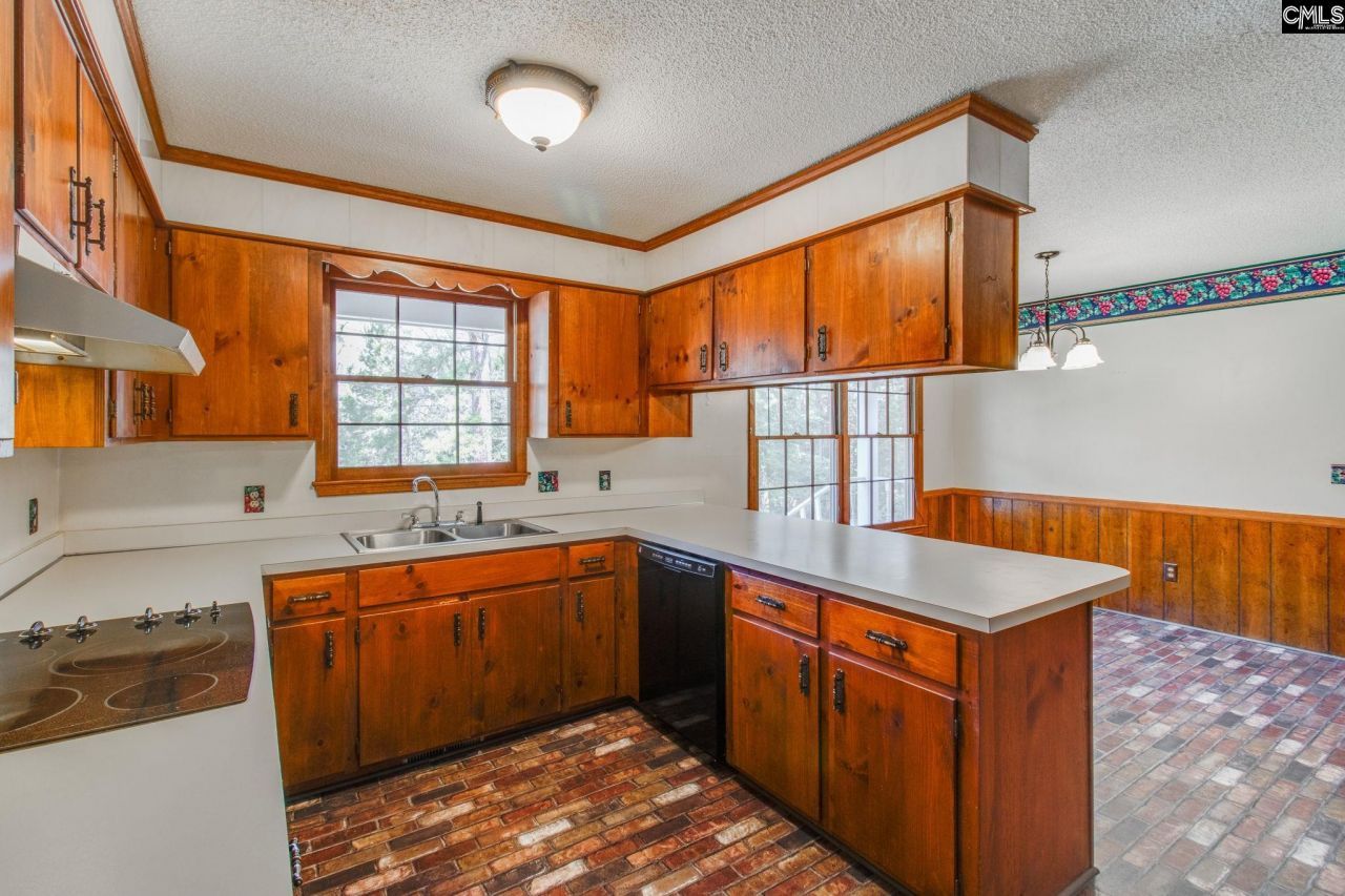 335 Howell Road  Photo 8