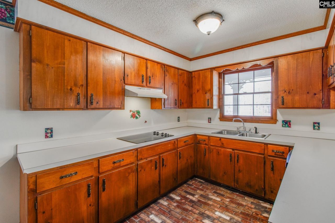 335 Howell Road  Photo 9