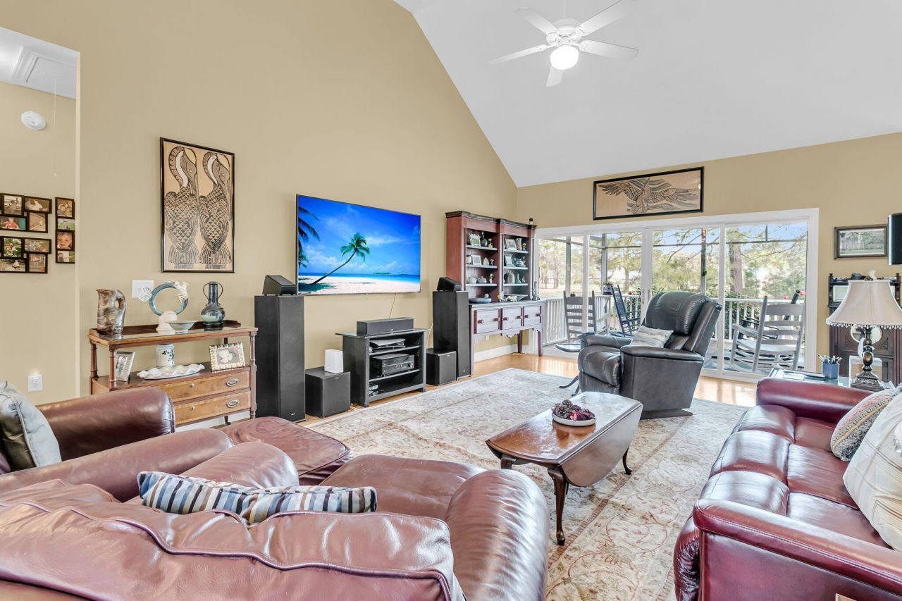 411 Prestwick Court Photo 6