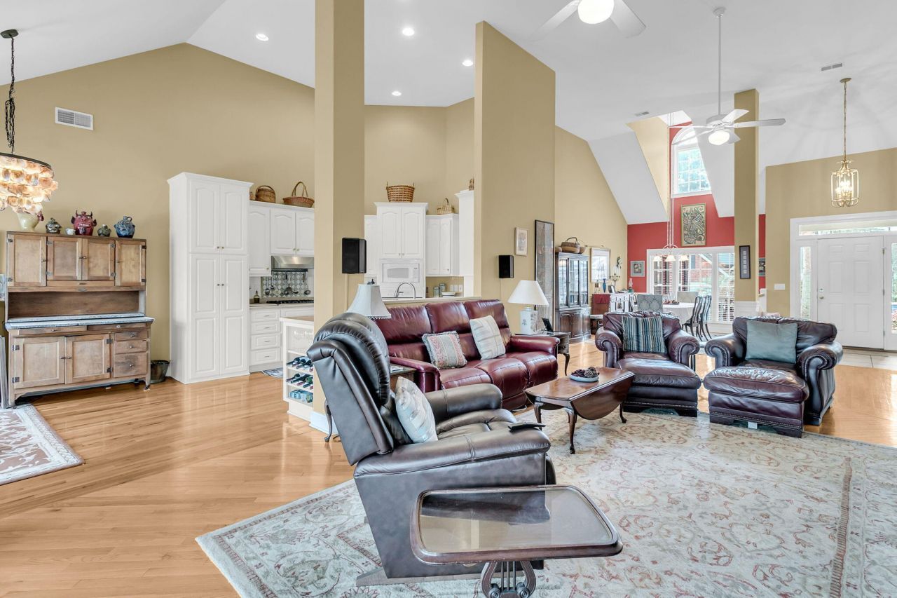 411 Prestwick Court Photo 9