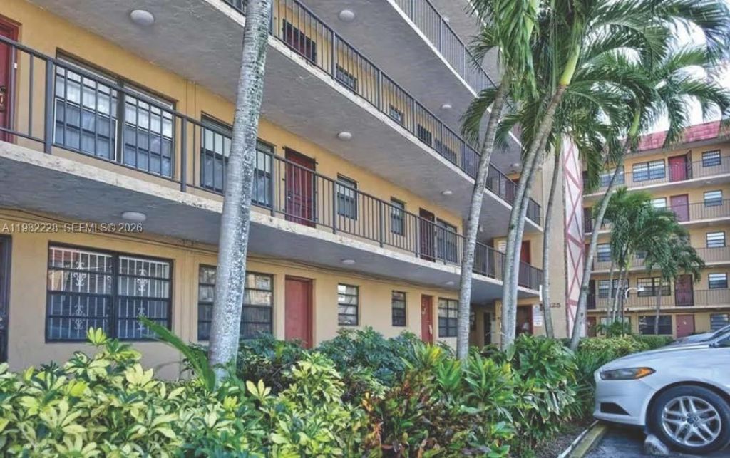1325 W 68th St, Unit 113, Hialeah, FL 33014 Photo