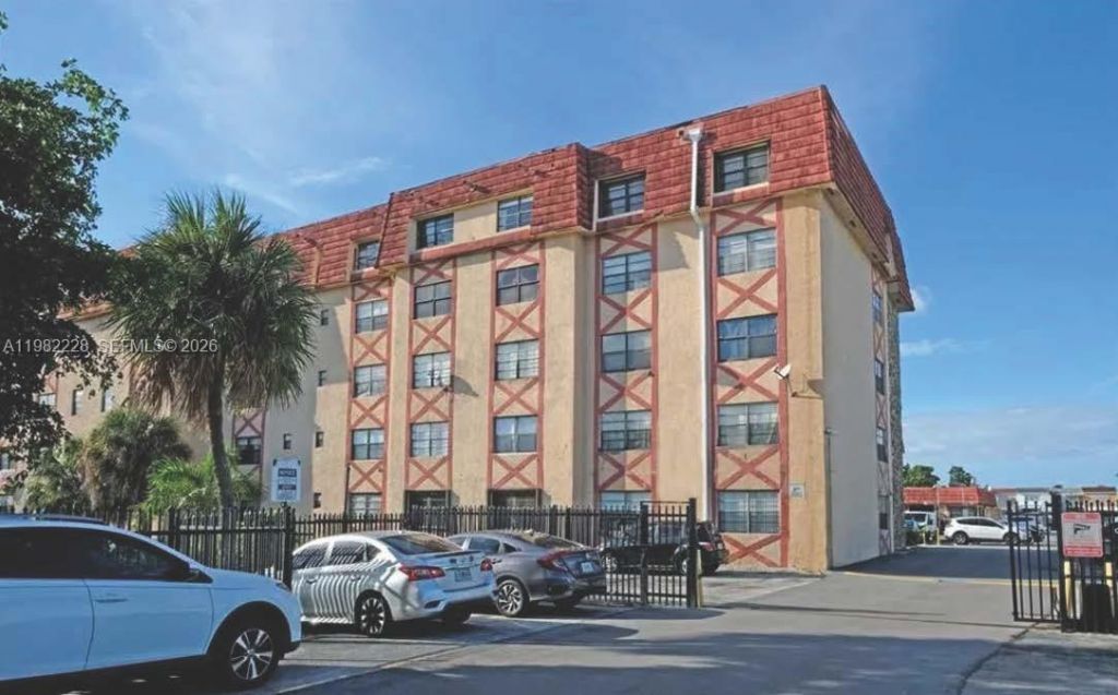 1325 W 68th St, Unit 113, Hialeah, FL 33014 Photo
