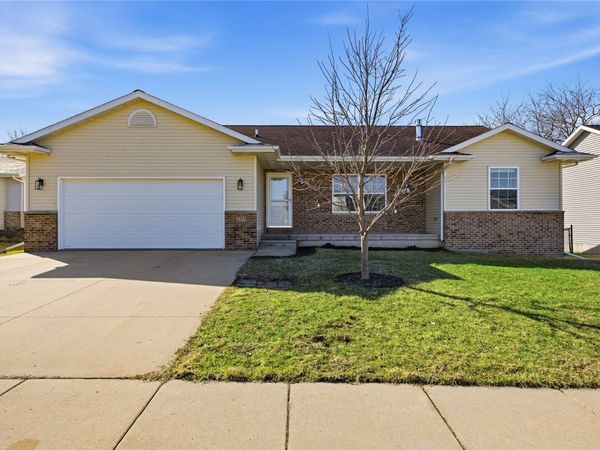 200 S Hillcrest Circle, Center Point, IA 52213